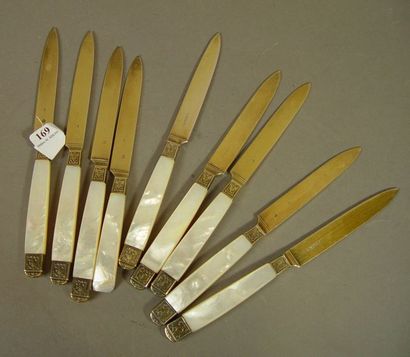 null 169- Série de neuf couteaux à fruits en vermeil, manches nacre

(un couteau...