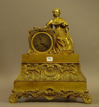 null 189- Pendule romantique en bronze doré

XIXème siècle

H : 36 cm