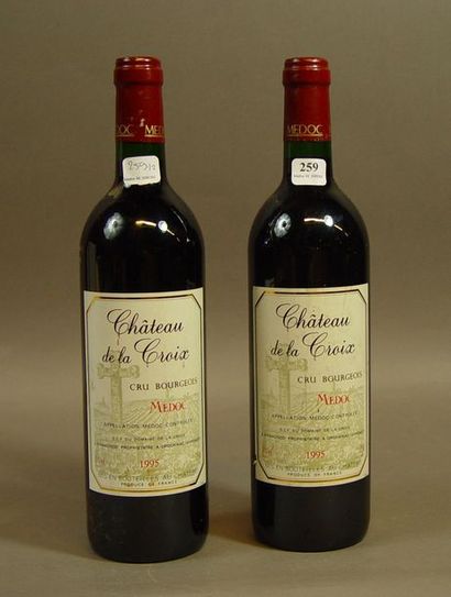null 259- 2 bouteilles de Médoc Château de la Croix 1995