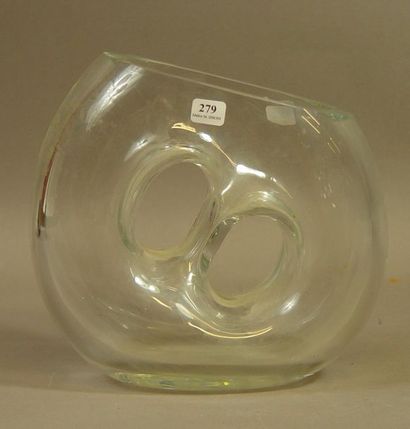 null 279- Vase en verre transpercé et de forme ronde

23 cm