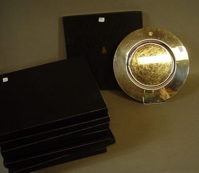 null 292- Suite de neuf plats en métal argenté

D : 29 cm