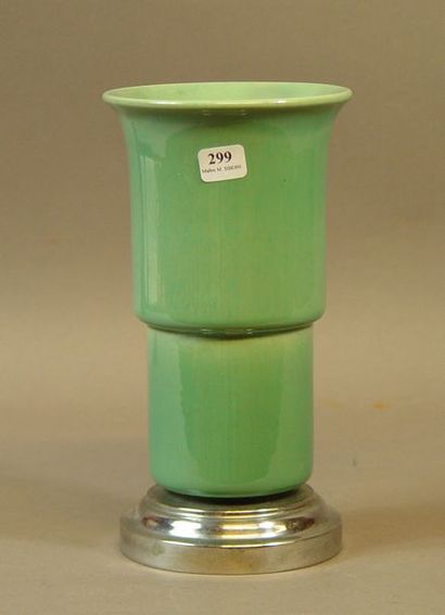 null 299- SEVRES - Paul MILLET
Vase en porcelaine
Monture en métal chromé
H : 23...