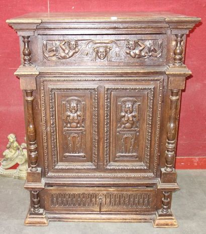 null 447- Buffet en bois sculpté de colonnes, personnages et sirènes

Il ouvre à...