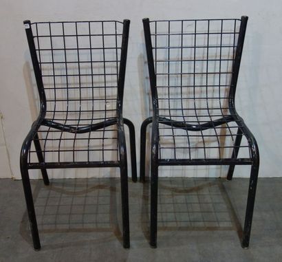 null 454- Paire de chaises grillagées en métal laqué noir
