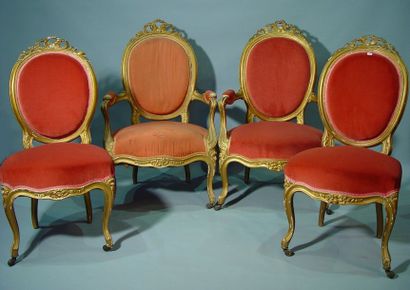 null 455- Deux fauteuils et deux chaises en bois sculpté et doré

Style Louis XV