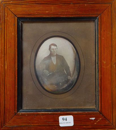 null 94- ''Portrait d'homme''

Daguerréotype. Fin XIXème siècle

Cadre en bois