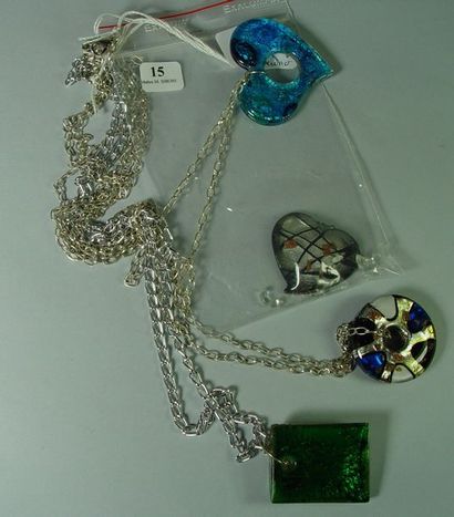 null 15- Four chains with Murano pendant

(pendant accident)