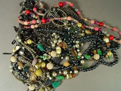 null 16- Lot de bijoux fantaisie : colliers, chaînes