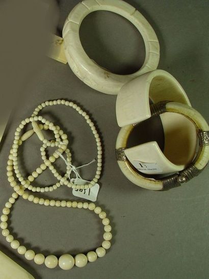 null 17- Trois bracelets en os et deux colliers