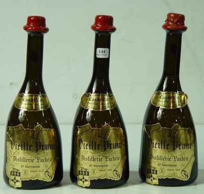 null 144- 3 bouteilles de Vieille Prune, Distillerie Lachage, cachetée à la cire