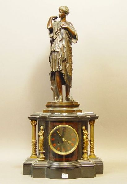 null 170- Pendule en bronze patiné avec figure féminine drapée à l'Antique

H : 68...