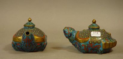 null 174- Paire de verseuses en émaux cloisonnés sur cuivre
Travail d'Extrême-Orient
H...