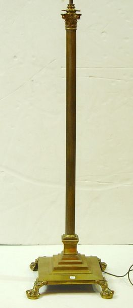 null 177- Lampadaire en bronze ciselé doré
Fût à colonne corinthienne et base carrée...