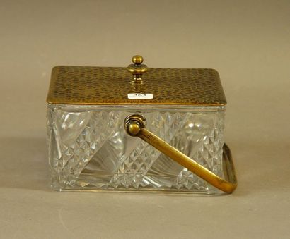 null 179- Petite boîte à anse en verre taillé et monture en métal doré

9 x 16 x...