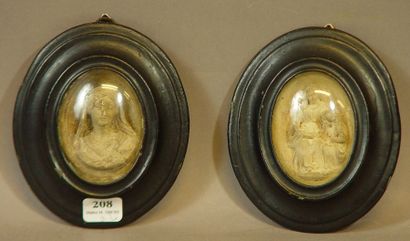 null 208- Deux miniatures bas-relief en pierre blanche représentant la Vierge Ma...