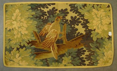 null 213- Fragment de tapisserie en laine à décor d'oiseau sur sa branche

65 x 38...
