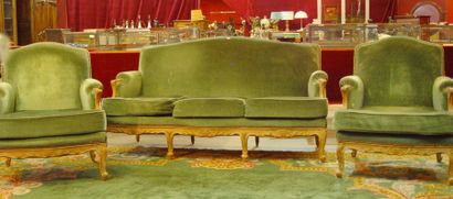 null 392- Canapé et deux fauteuils en bois sculpté

Garniture de velours vert

Style...