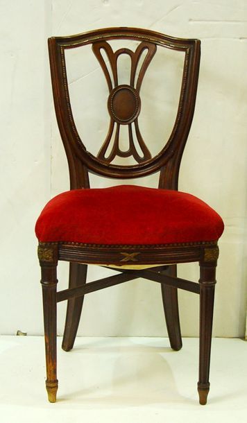 null 405- Chaise en bois sculpté de style Louis XVI