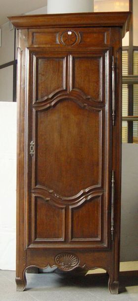 null 409- Bonnetière une porte en chêne sculpté

Travail rustique

198 x 88 x 60...