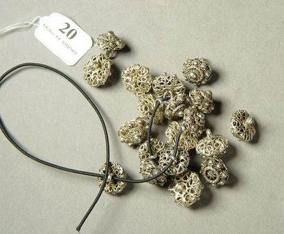 null 20- Boules de collier en argent

Pds : 34 g