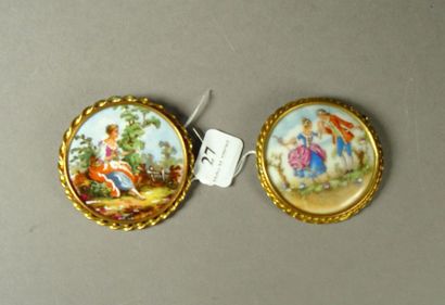 null 27- Deux broches à décor de plaques de porcelaine