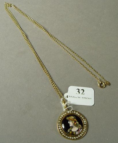 null 32- Chaîne de cou en métal doré et son pendentif émail de Limoges et perles

Monture...
