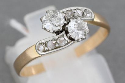 null 35- Bague Toi et moi en or ornée de deux diamants épaulés de diamants taillés...