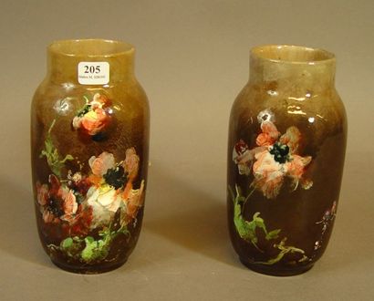 null 205- Montigny-sur-Loing
Paire de vases en barbotine à décor de fleurs
Signés
(restaurations...