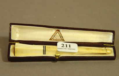 null 211- Fume-cigarette en ivoire

L : 10 cm