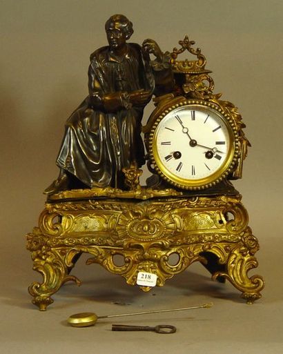 null 218- Pendule en bronze patiné et doré représentant Montesquieu et ''L'Esprit...