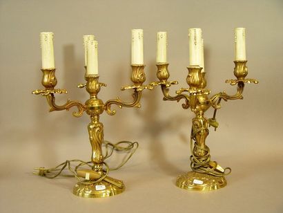 null 220- Paire de candélabres à trois branches en bronze doré

Monogramme ''MF''

H...