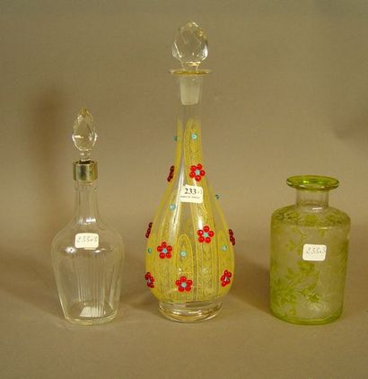 null 233- Vase et deux flacons en verre émaillé