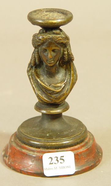 null 235- Bougeoir à décor de buste de femme antique

H : 12 cm