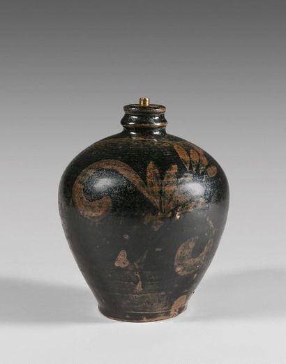 108- Swollen vase with a small ringed neck,...