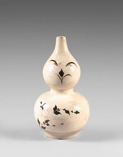 null 111- Vase en forme de double-gourde en grès de type Cizhou, à décor floral en...