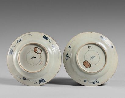 null 113- Deux plats formant pendants en porcelaine bleu-blanc à décor rayonnant...
