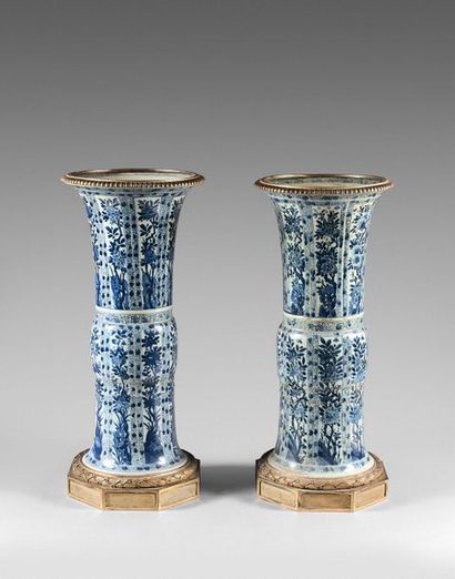 114- Two Zun vases forming pendant blue-white...