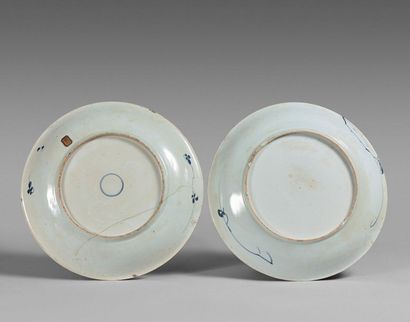 null 115- Deux plats en porcelaine bleu-blanc à décor de rinceaux floraux
CHINE,...