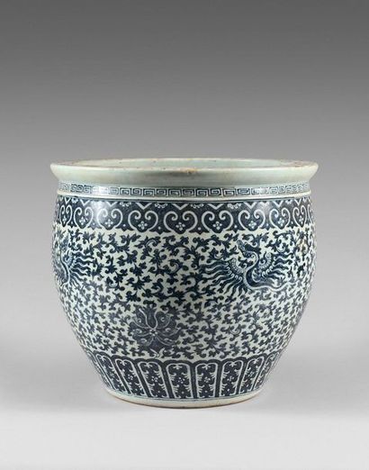 118- Large fish bowl in blue-white porcelain...