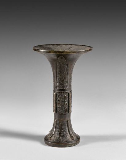 120- Bronze flared neck vase 
H: 17.5 cm