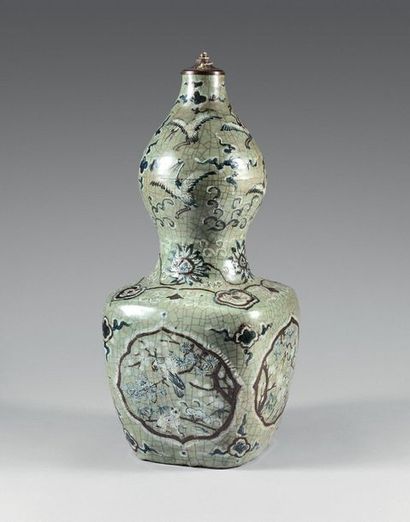 123- Double gourd-shaped vase, the lower...