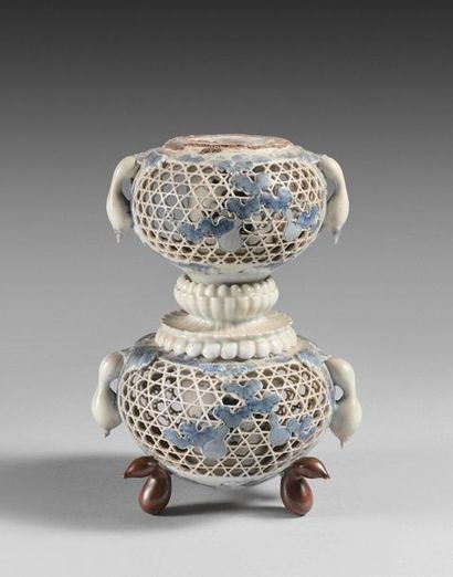 null 128- Vase en porcelaine bleu-blanc, à trois niveaux ajourés, à décor de courges...