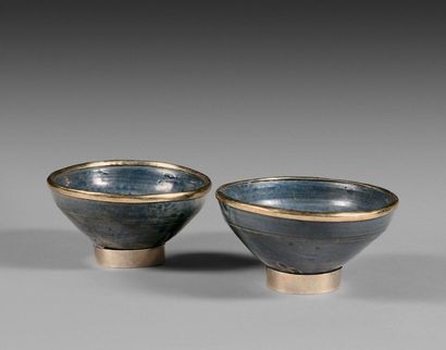 null 131- Deux bols en céramique

Monture en métal doré

MOYEN-ORIENT

D : 16 cm