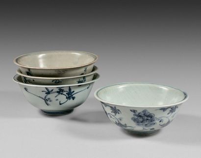 135- Four blue-white porcelain bowls with...