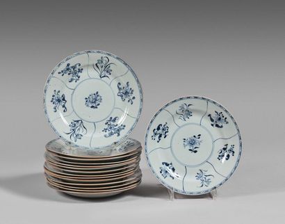 136- Suite of fifteen blue-white porcelain...