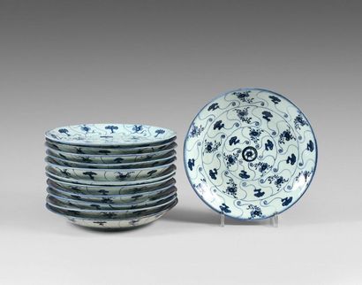 137- Twelve blue-white porcelain plates with...