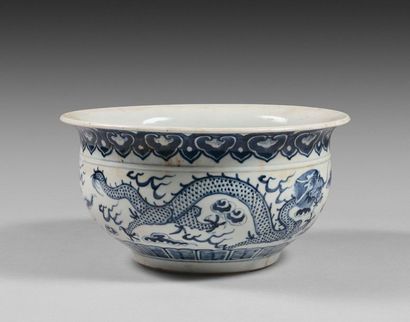 138- Small blue-white porcelain basin decorated...