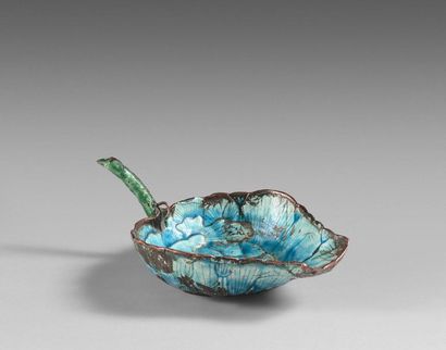 141- Enamelled copper bowl evoking a peony...