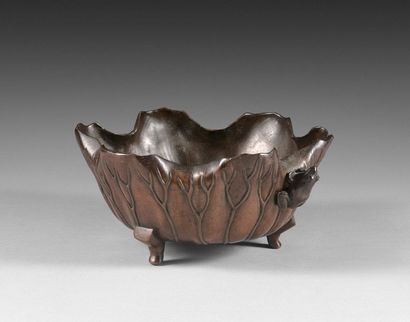 null 144- Bronze bowl with frog decoration

9 x 21 cm