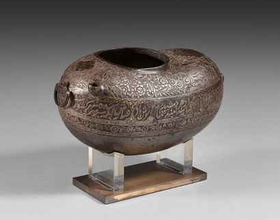 null 146- Container with bronze handles decorated with flowers

MIDDLE EAST

14 x...